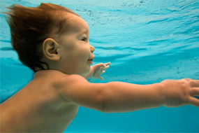 onderwaterfoto babyzwemmen